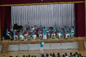 小学校へ訪問している様子