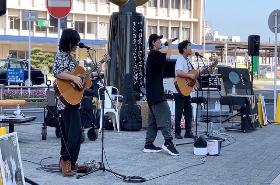 アーティストが演奏している様子