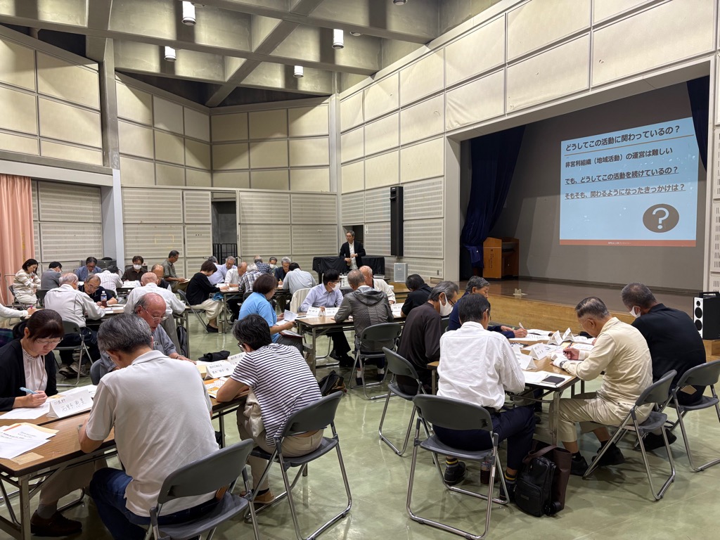 講演を行う宮本氏と、話を聴く参加者の様子。