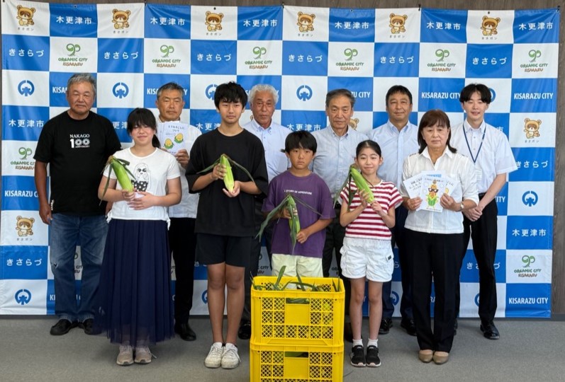 市長と副市長へとうもろこし贈呈