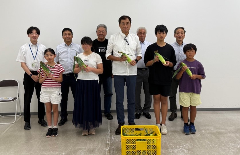 教育長へとうもろこし贈呈