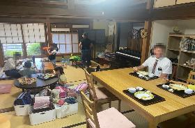 談笑している様子