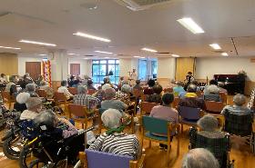 高齢者施設で演奏している様子
