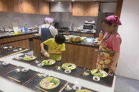 子どもたちが料理の配膳準備をしている様子