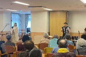 自己紹介をしている様子