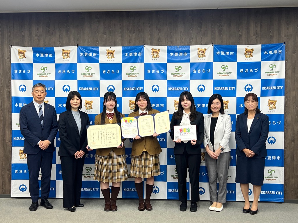 表敬訪問式の参加者による集合写真