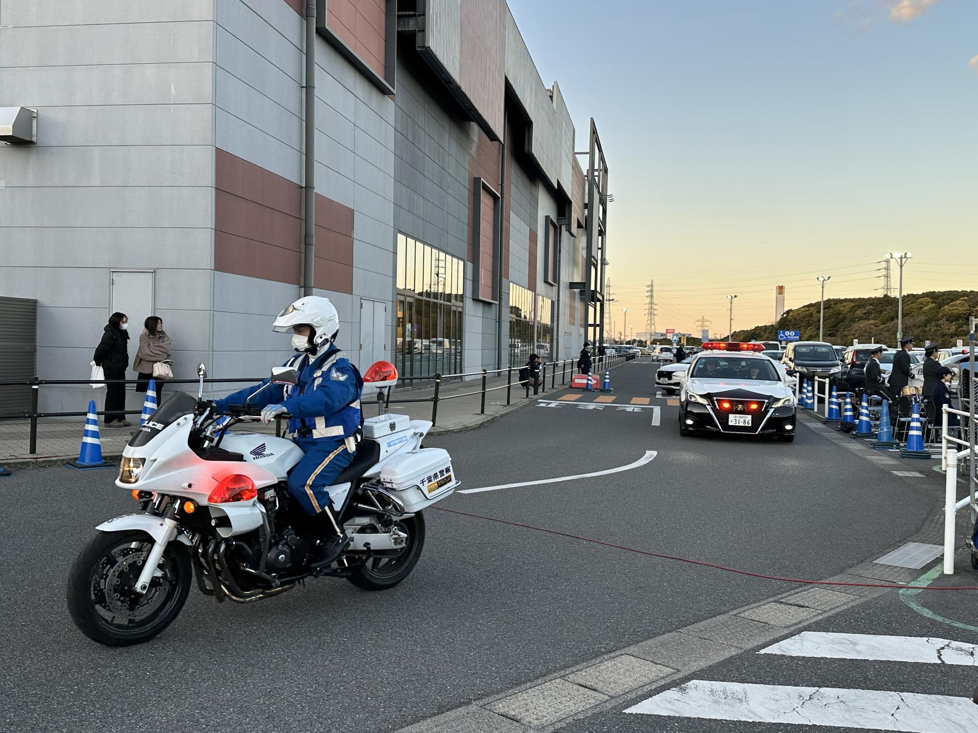 警察車両が出動する様子