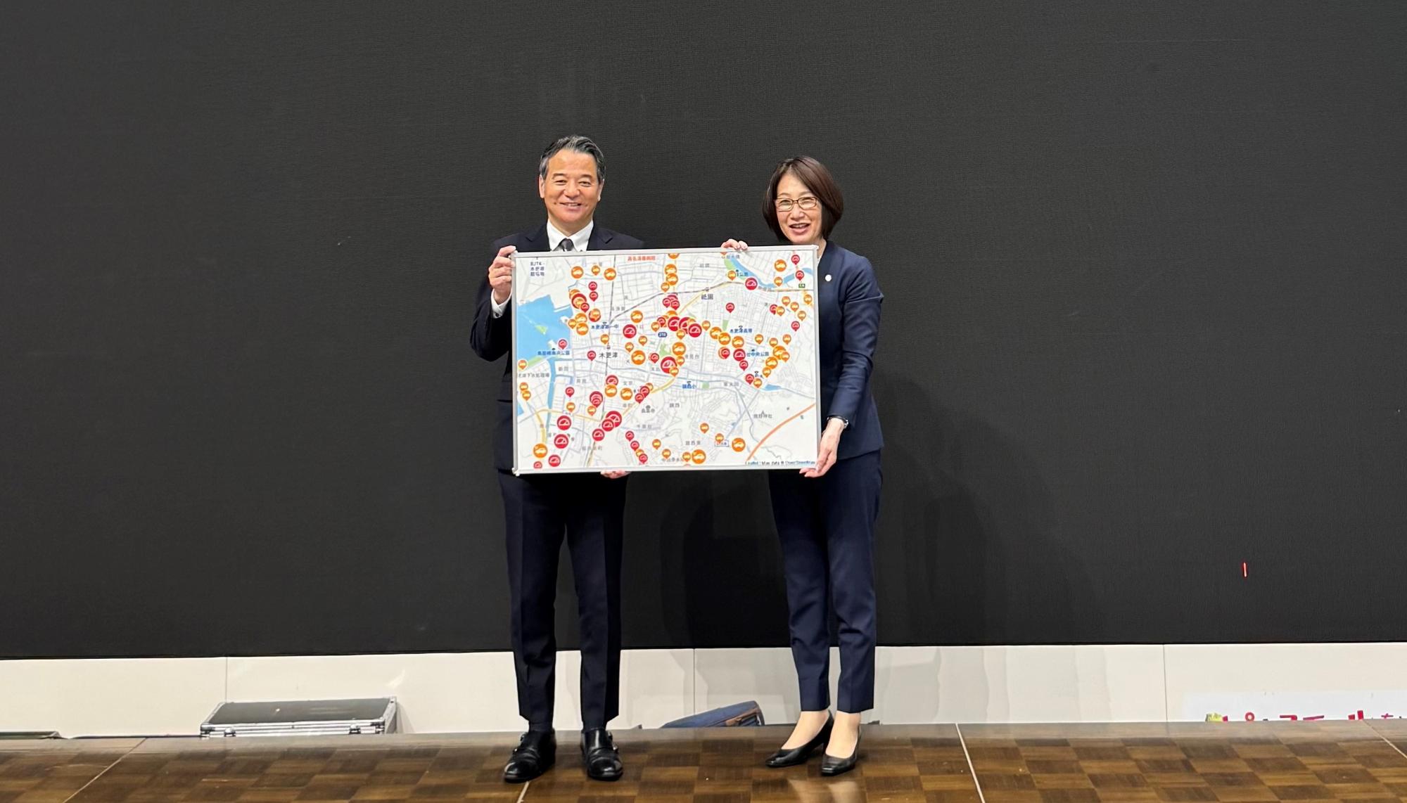 交通安全マップ寄贈の写真(左側に、あいおいニッセイ同和損害保険株式会社 千葉支店長 桶本様、右側に、木更津市 鈴木市民協働部長)