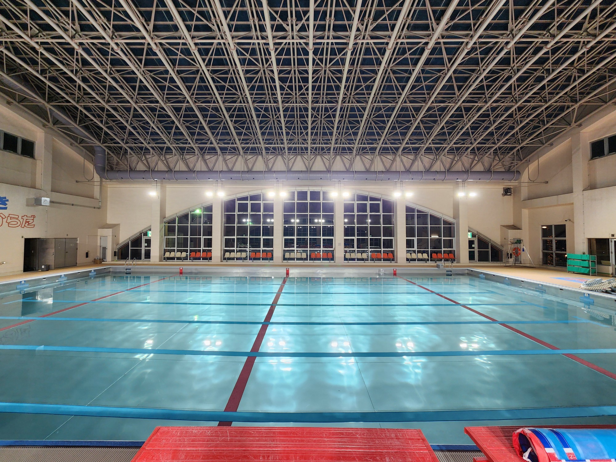 いきいき館プール棟改修工事で更新された照明設備の写真です。とても明るくなりました。