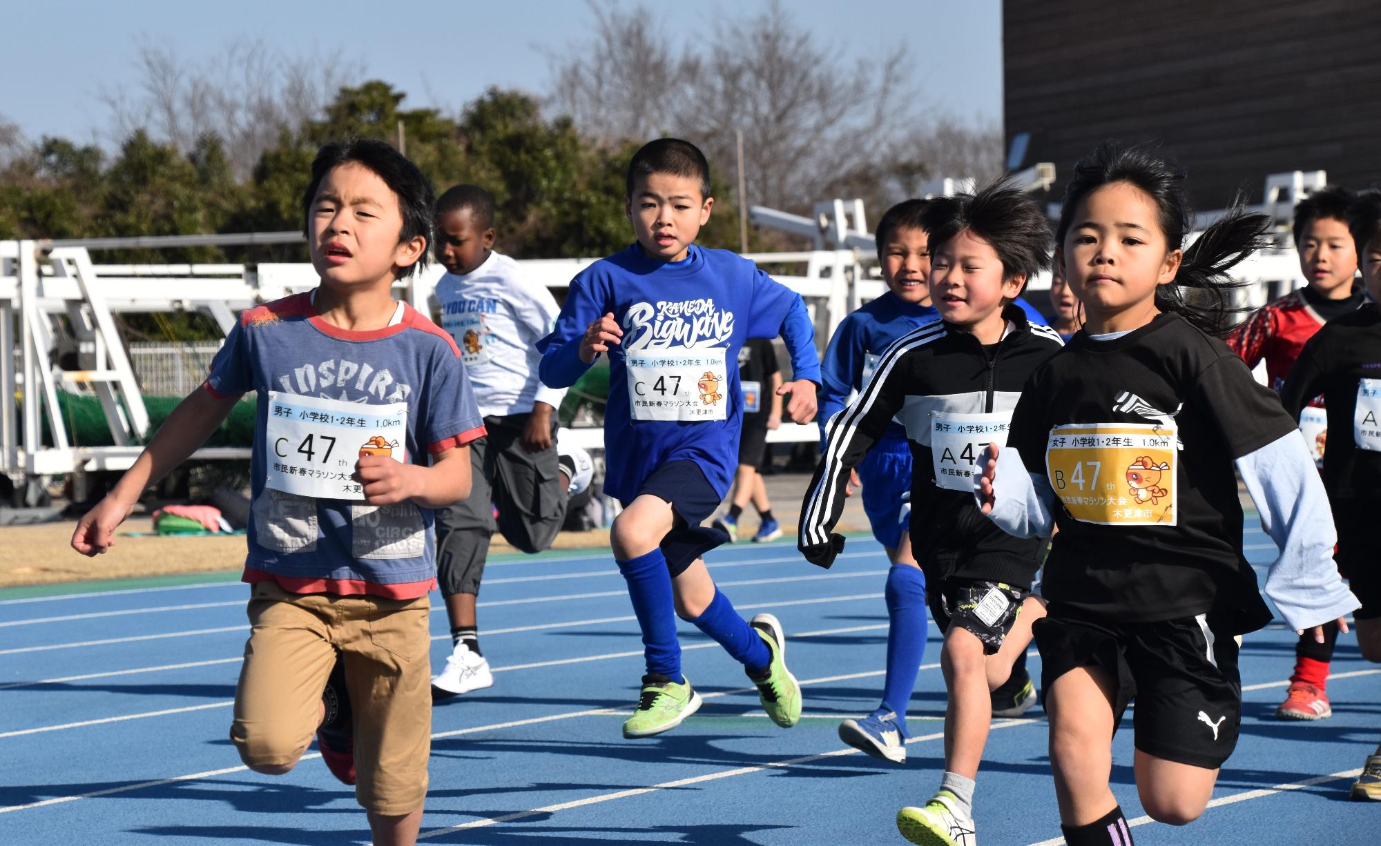 第47回木更津市民新春マラソンで子どもたちが走る様子