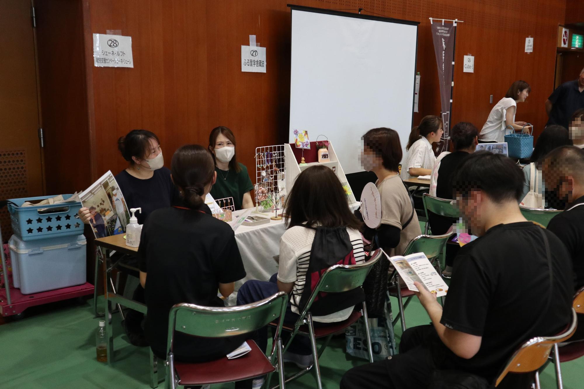 事業所の説明を聞いている様子