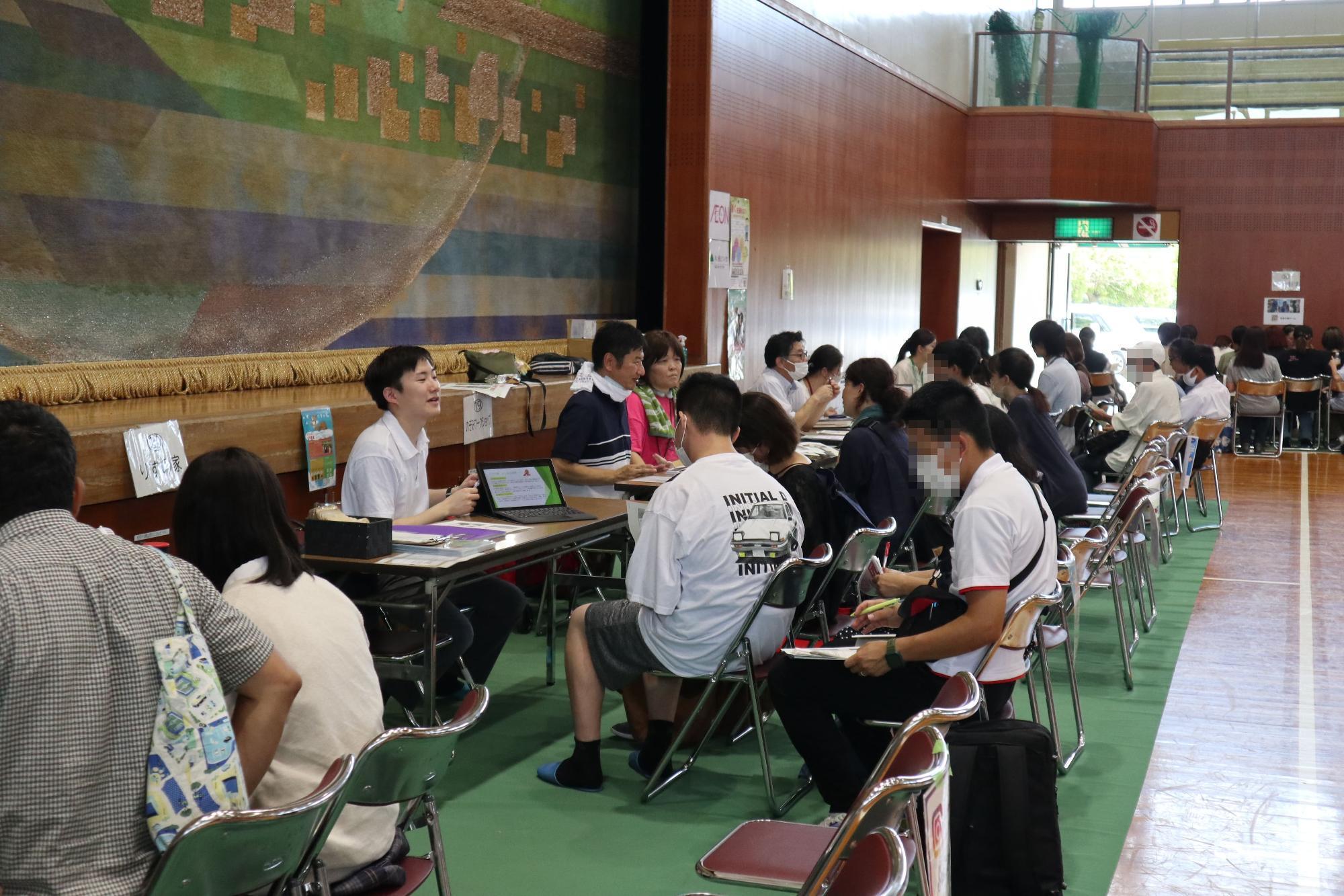 事業所の説明を聞いている様子