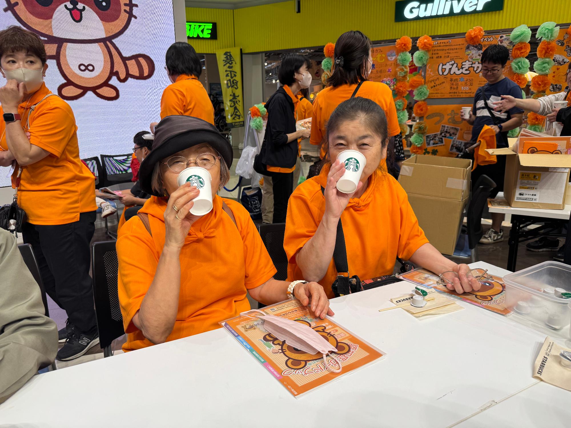 認知症カフェフェスティバル で参加者が提供されたコーヒーを飲んでいる写真