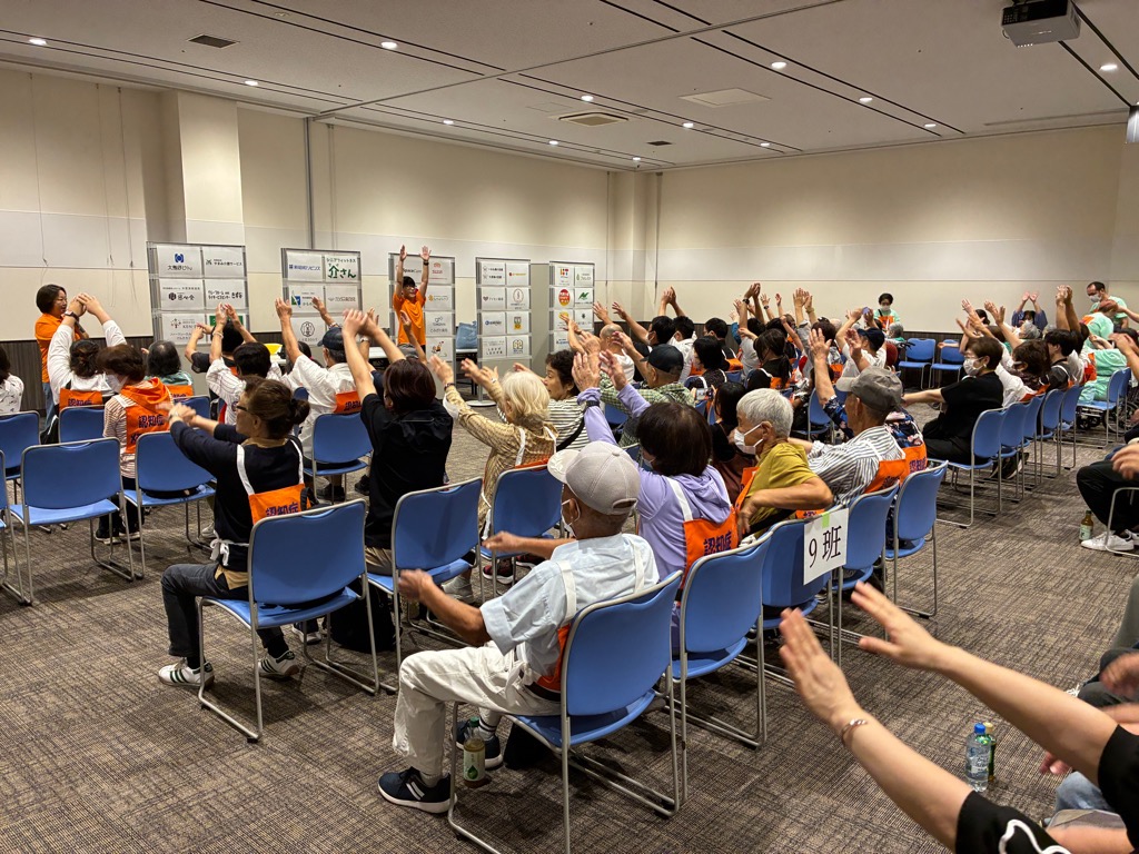 認知症メモリーウオークスタート前にストレッチをしている写真