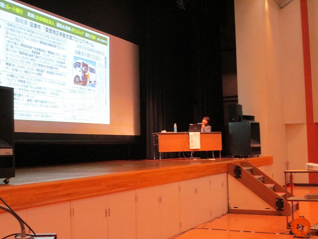 壇上で講師が講演会をしている様子