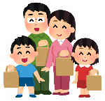 4人家族が笑顔で紙袋を持っている画像