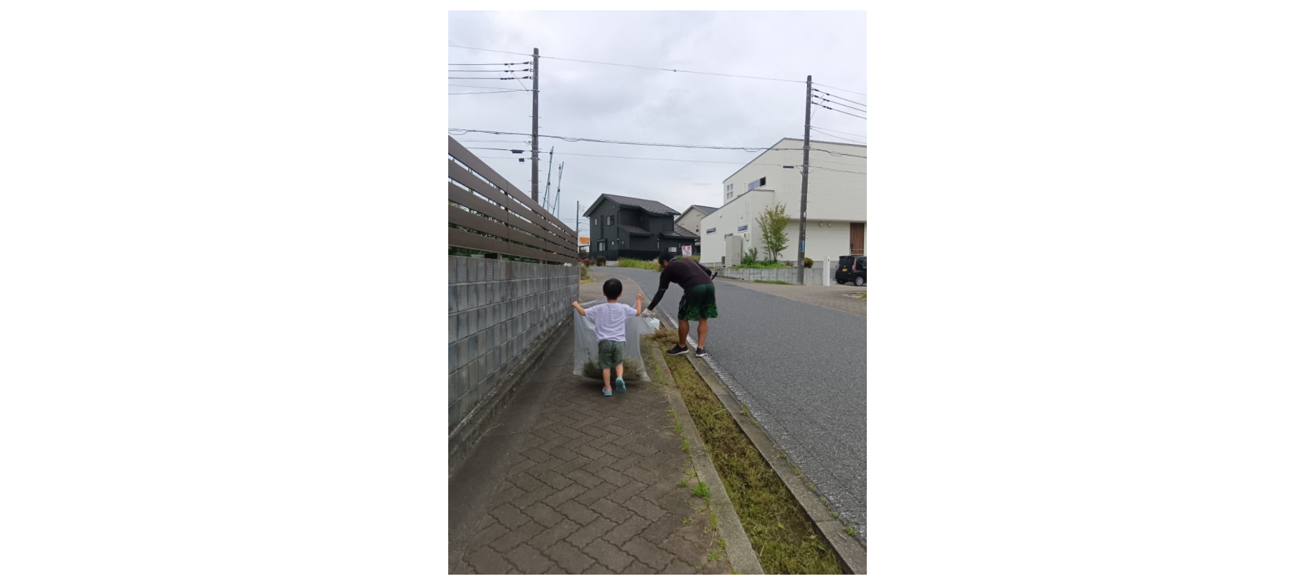 親子でゴミ拾いしている様子