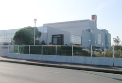 白を基調とした建物で、施設の周囲がフェンスで囲まれているクリーンセンターの外観写真
