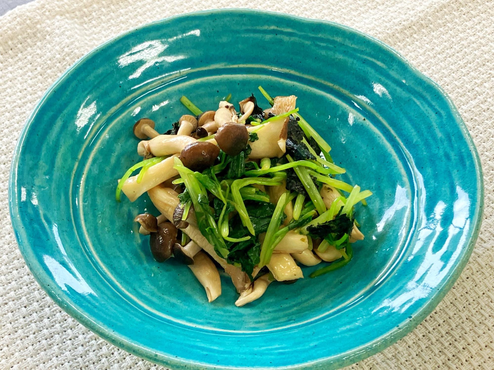みつばと焼ききのこに海苔をあえた料理の写真