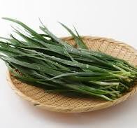 竹ざるにのったにらの束の画像