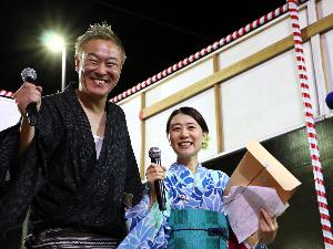 やっさいもっさい踊り大会の司会をつとめるイシワタケイタさんと嘉屋崎道さんの写真