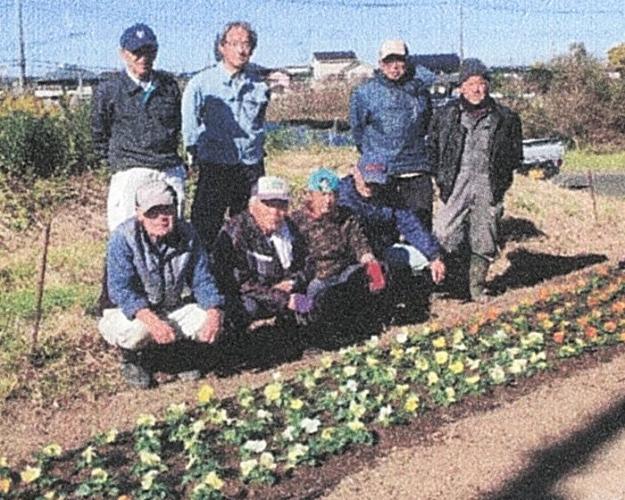 作業に参加した地元協力者8人の集合写真