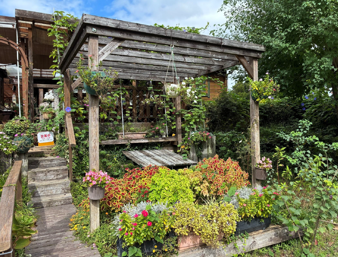 花と緑に囲まれた庭