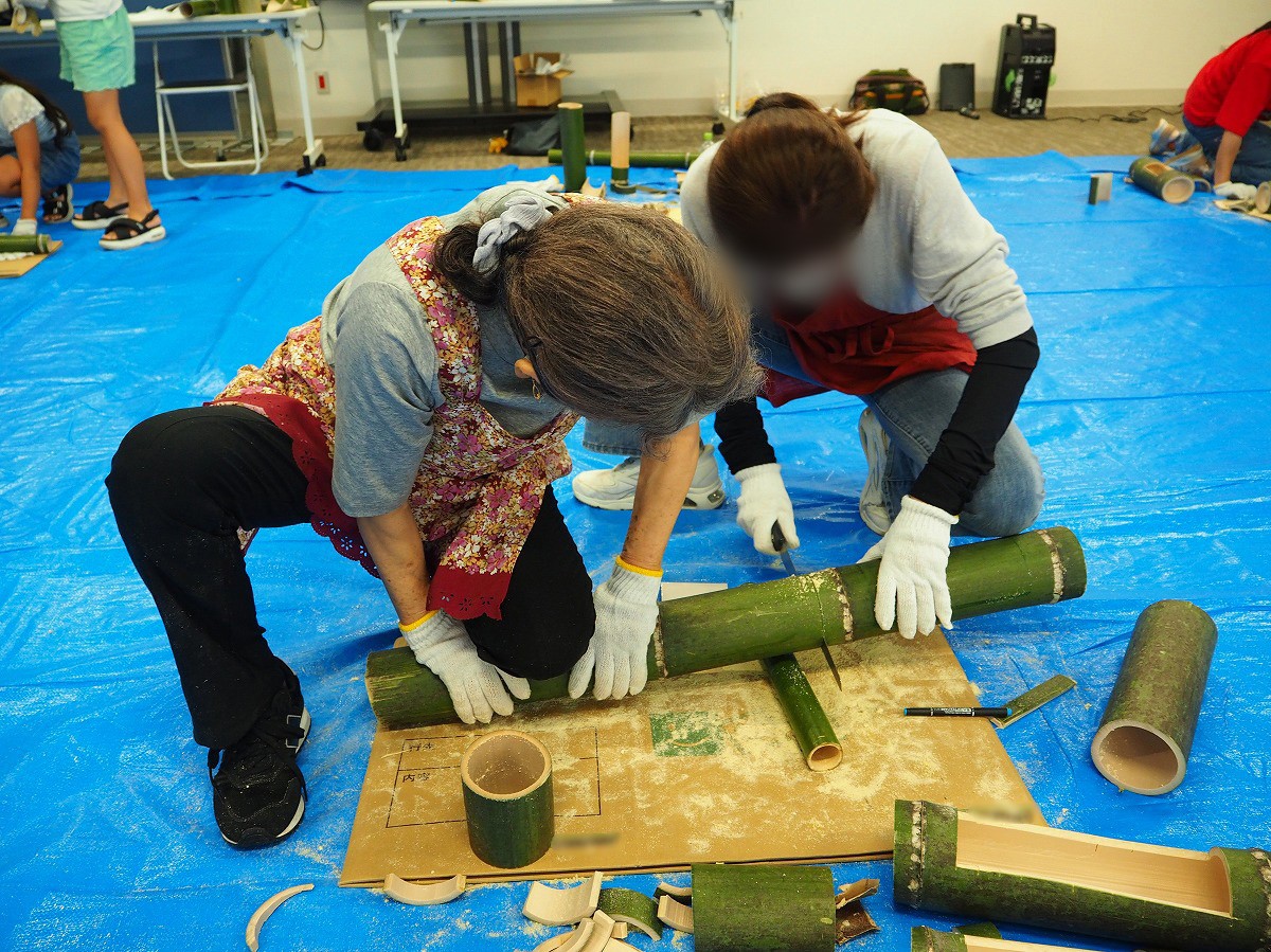 親子で協⼒して作業する様子