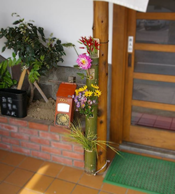 竹を活用して高さをつけた花壇