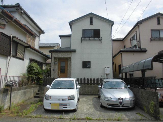 白を基調とした外壁で三角屋根をした物件（A033）の外観写真