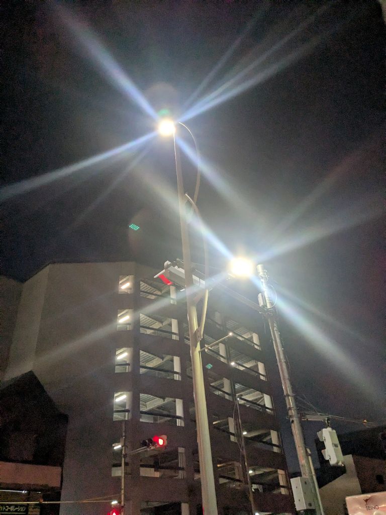 新しく設置した照明灯が夜間点灯している状況
