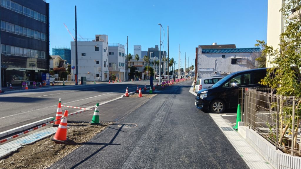 港側の工区のアスファルト舗装を一部実施した状況