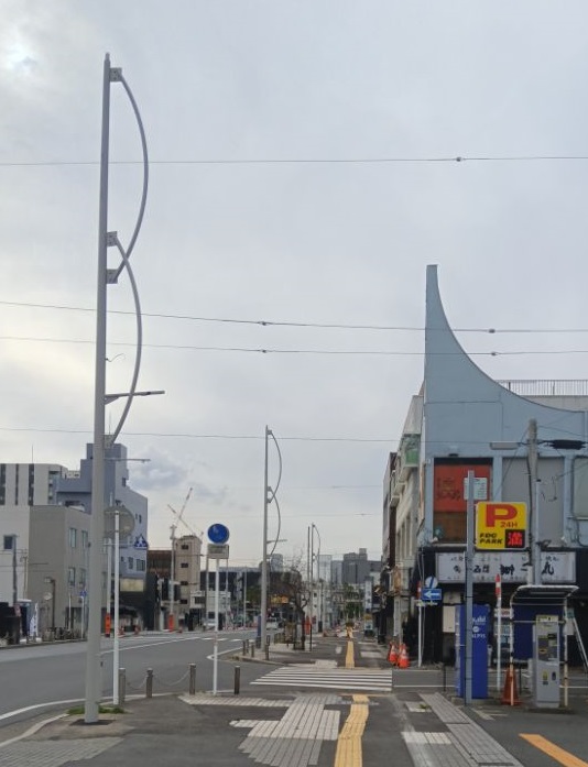 歩道の中に新しくオフグレーの道路照明灯を建てた様子の写真