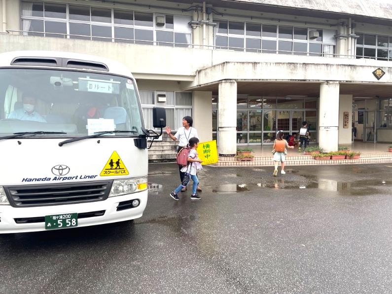 きさらづ特認校バス登校便において、児童が降車している様子