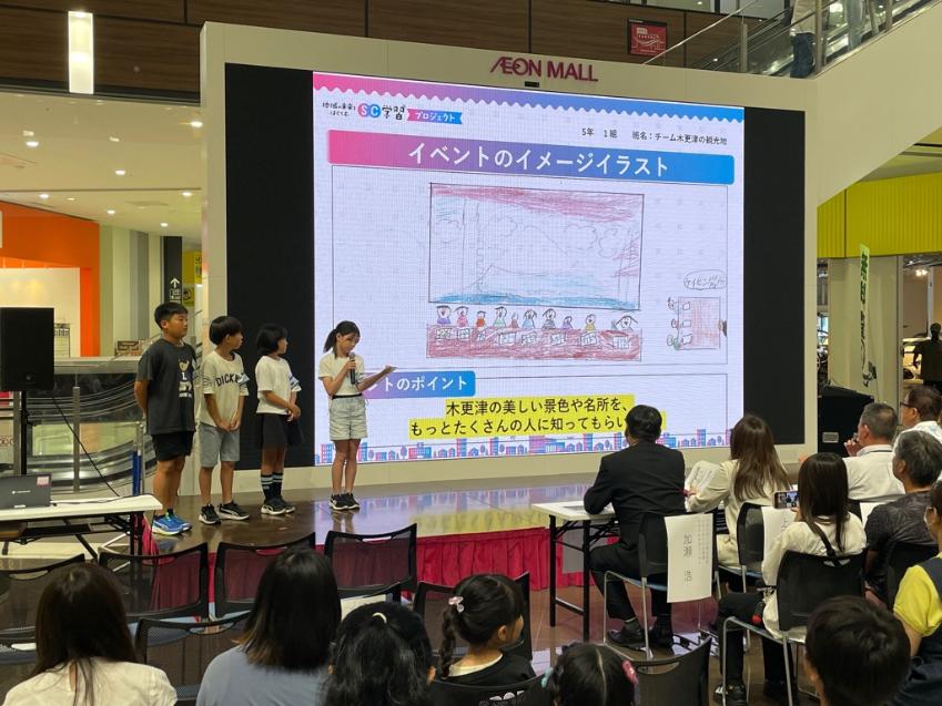 西清小5年生の発表でイラストをもとにイベント内容を伝えている様子
