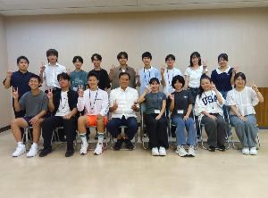 合同生徒会集合写真。前列には左から男子中学生3名、教育長、女子中学生3名、合同生徒会OG1名が座っている。後ろには男子中学生5名が立ち、両サイドには合同生徒会OB・OGが2名ずつ立っている。