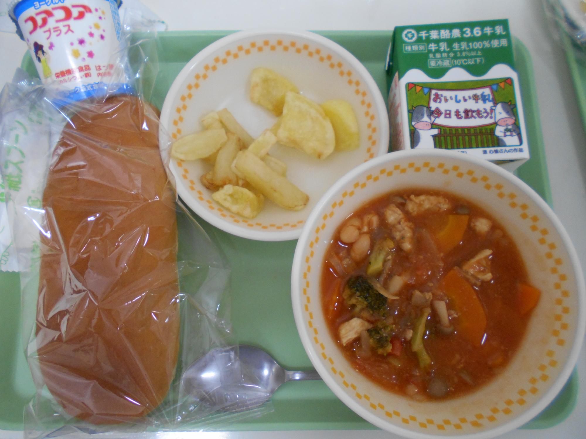トレーにパン、牛乳、ヨーグルト、きたあかりとメークインの2種のフライドポテト、チキンのトマト煮が載った写真