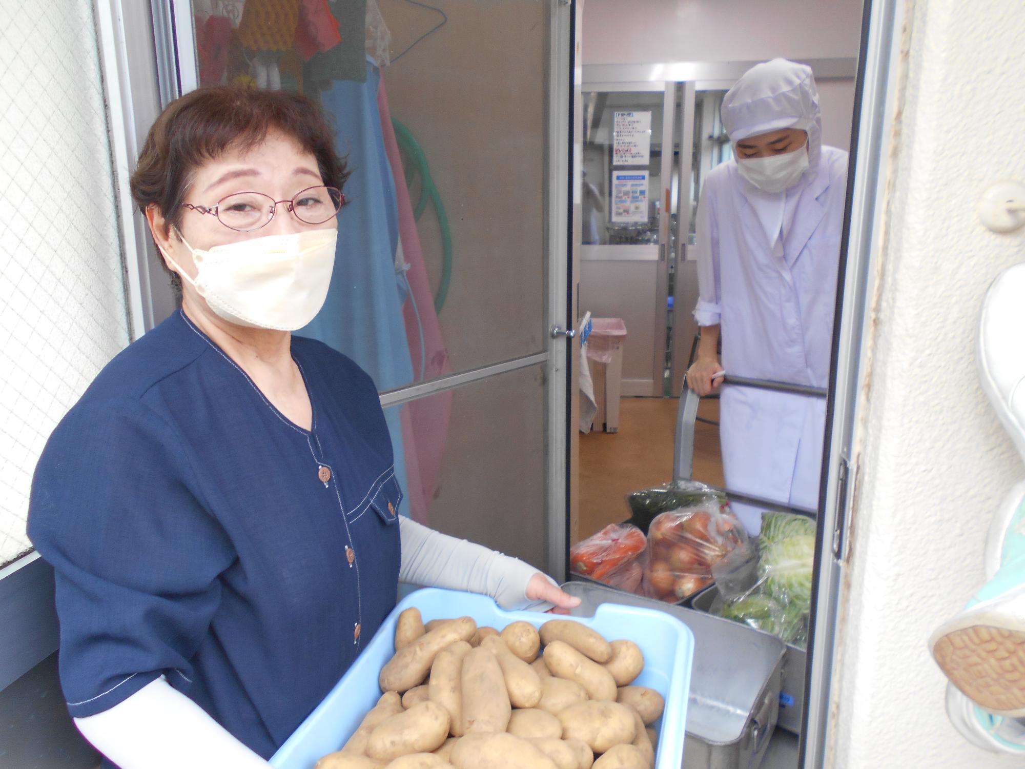 生産者が直接、給食室へ納品している写真。