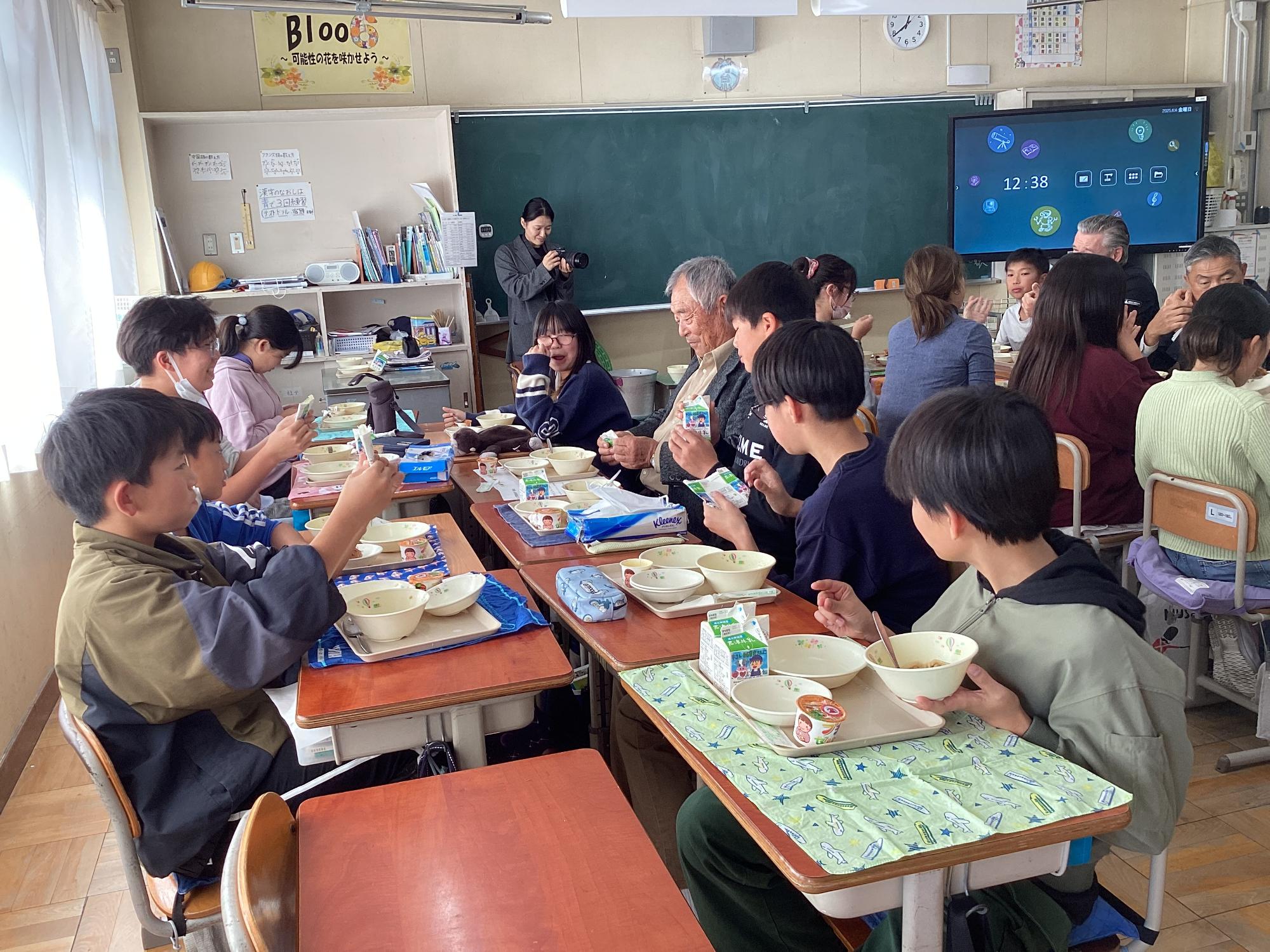 生産者と児童とが楽しく話している様子