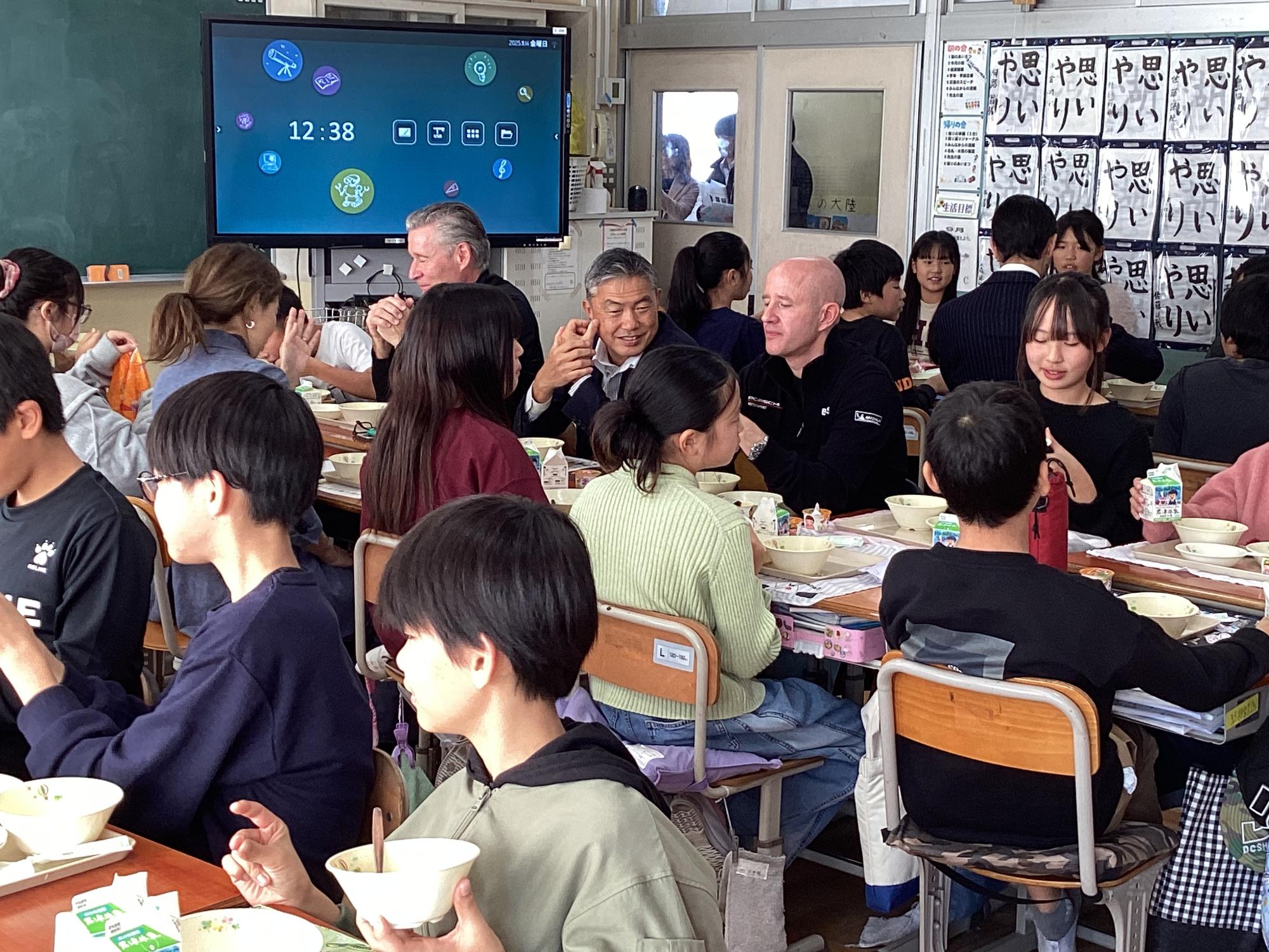 木更津市長とポルシェジャパン社長、ポルシェエクスペリエンス東京所長と八幡台小児童と会食している様子