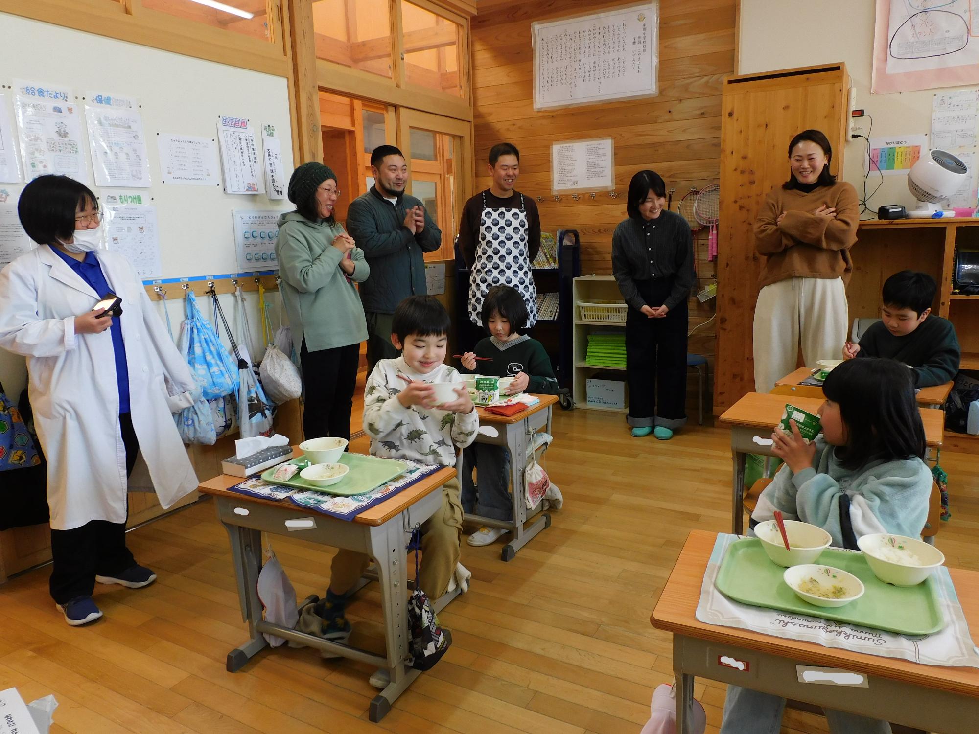 給食を食べている児童の様子を参観している生産者や料理人