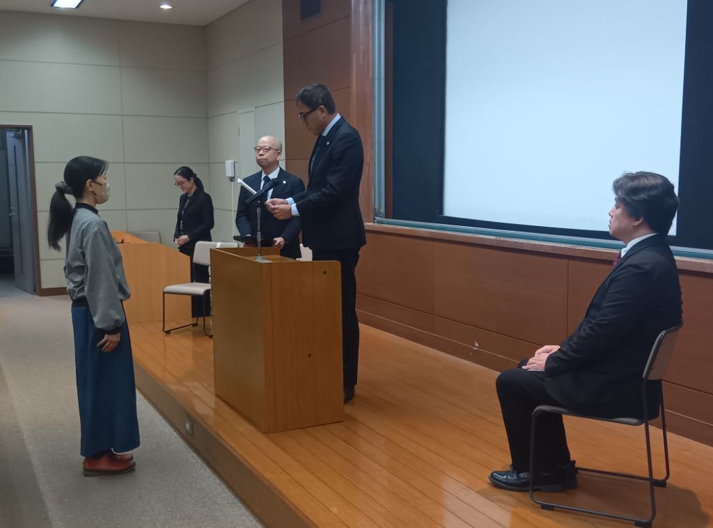 12月13日清和大学・清和大学短期大学部コース閉講式修了証書授与写真