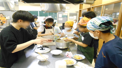 子どもたちと一緒に食事をつくるユースボランティア