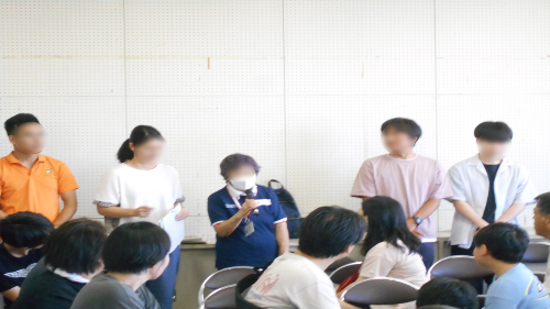 第21回通学合宿の説明をする交流センター職員