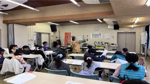 子どもたちに読み聞かせをするボランティア