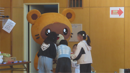 子どもたちがきさポンと遊んでいるのを見守るユースボランティア