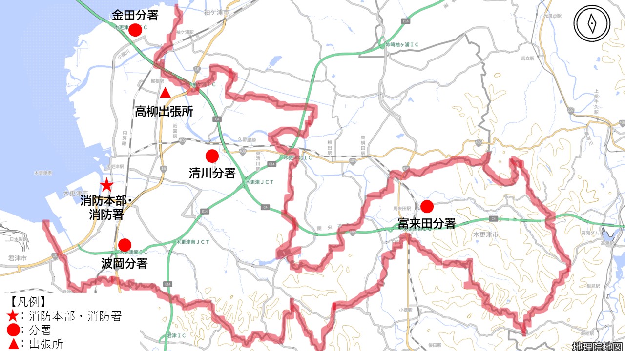 この地図には、赤色の太い線で囲まれた木更津市の管轄区域内に、合計6か所の消防施設が配置されています。記号の凡例として、赤い星マークが「消防本部・消防署」、赤い丸マークが「分署」、赤い三角マークが「出張所」を表しています。まず、市の中心部かつ西側の沿岸エリア、東京湾や木更津港に近い内房線木更津駅の南西側には、中核となる「消防本部・消防署」が赤い星マークで位置しています。そのすぐ南側には、同じく沿岸寄りの地域をカバーする「波岡分署」が赤い丸マークで配置されています。次に、木更津駅よりも北側の沿岸部、袖ケ浦市との境界にほど近い最北西のエリアには「金田分署」が赤い丸マークで置かれています。この金田分署から少し南東へ進んだ内房線巌根駅の近くには、唯一の出張所である「高柳出張所」が赤い三角マークで設置されています。さらに、市の中央部を走る館山自動車道や久留里線の沿線付近、木更津ジャンクションの北西側には「清川分署」が赤い丸マークで配置され、内陸の交通要所周辺をカバーしています。最後に、ここから大きく東へ離れた内陸の山間地域、君津市や市原市に隣接する市域の東側エリアには、広大な地域を管轄するために「富来田分署」が赤い丸マークで独立して配置されています。このように木更津市の消防施設は、西側の人口が密集する沿岸部や主要駅周辺に手厚く4拠点を集中させつつ、中央部と東側の内陸部にもそれぞれ分署を1拠点ずつ配置することで、市全域の安全を網羅する体制をとっています。
