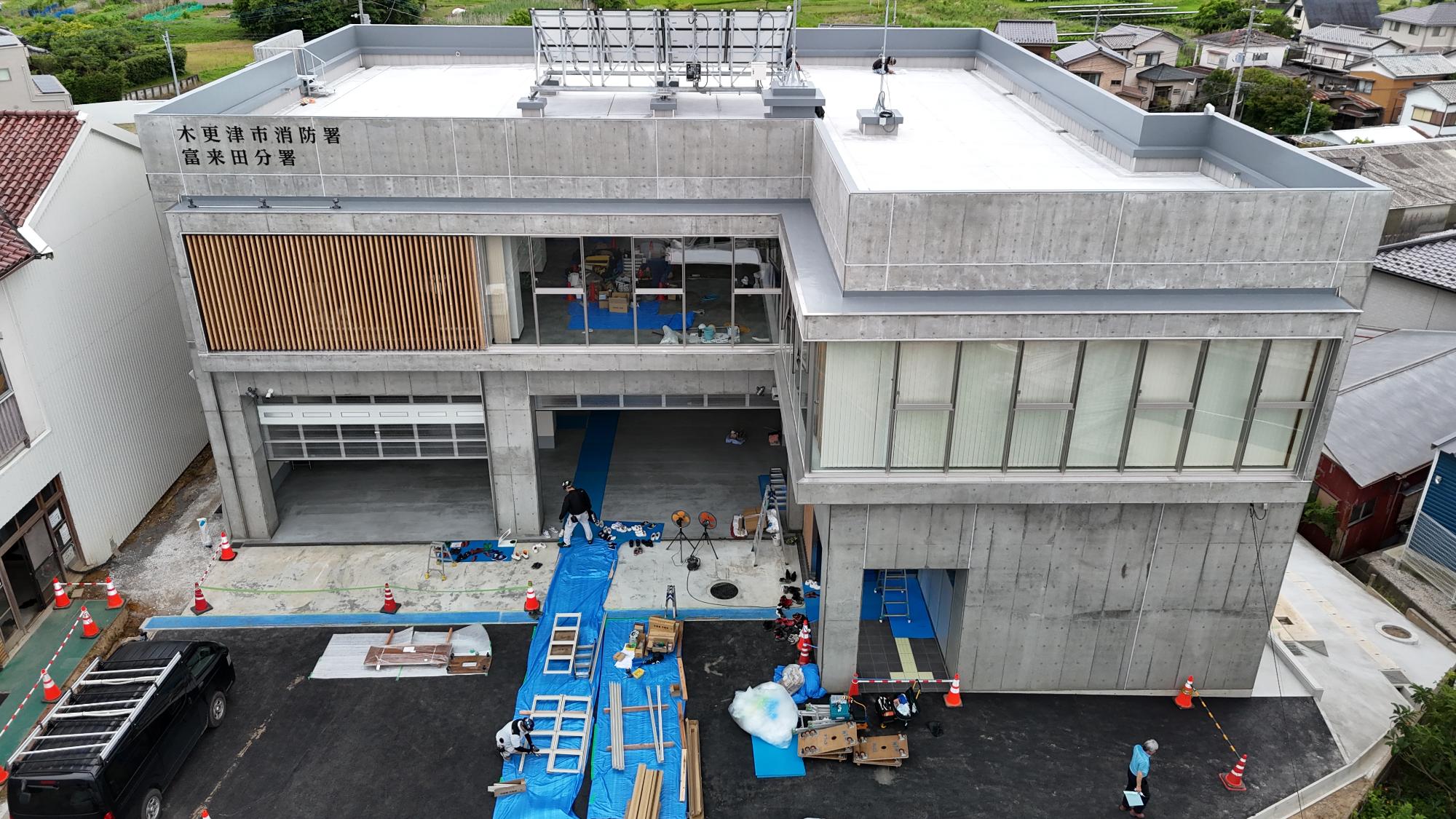 令和8年6月24日時点の建設工事の状況を、ドローンを使用し庁舎正面を空中で撮影した写真。