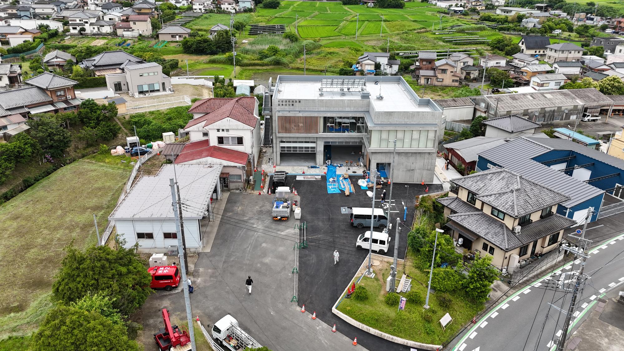 令和8年6月24日時点の建設工事の状況を、上空からドローンで富来田分署敷地全体を撮影した写真。