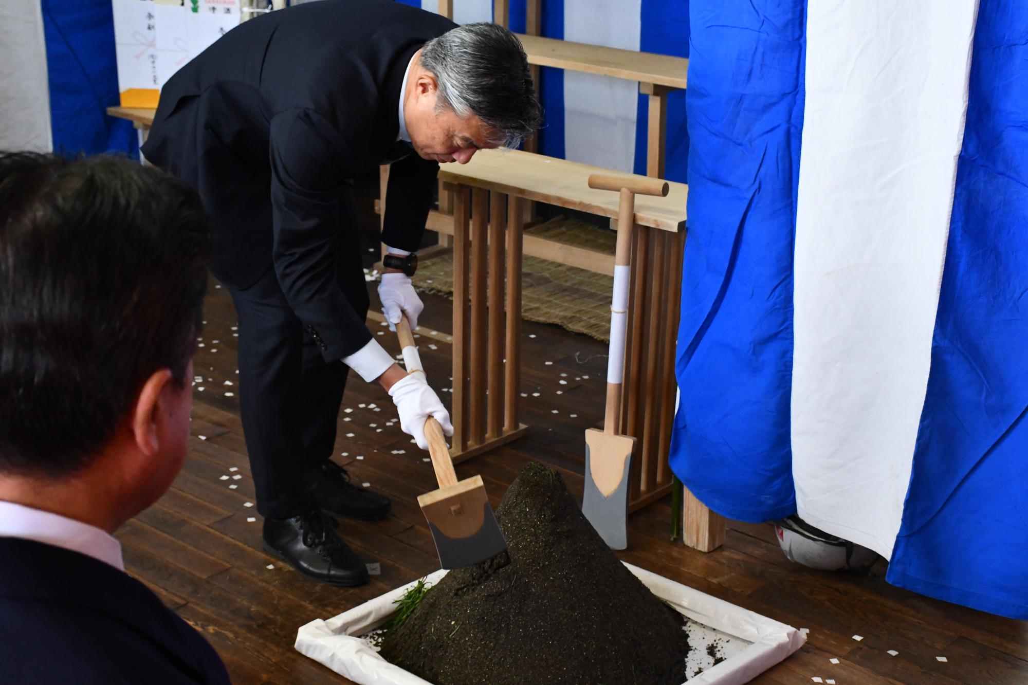 渡辺市長が鍬入れの儀をしている